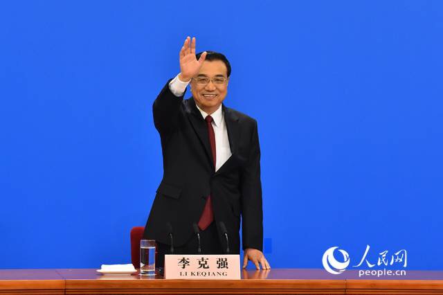 国务院总理李克强与媒体打招呼。人民网记者 于凯 摄