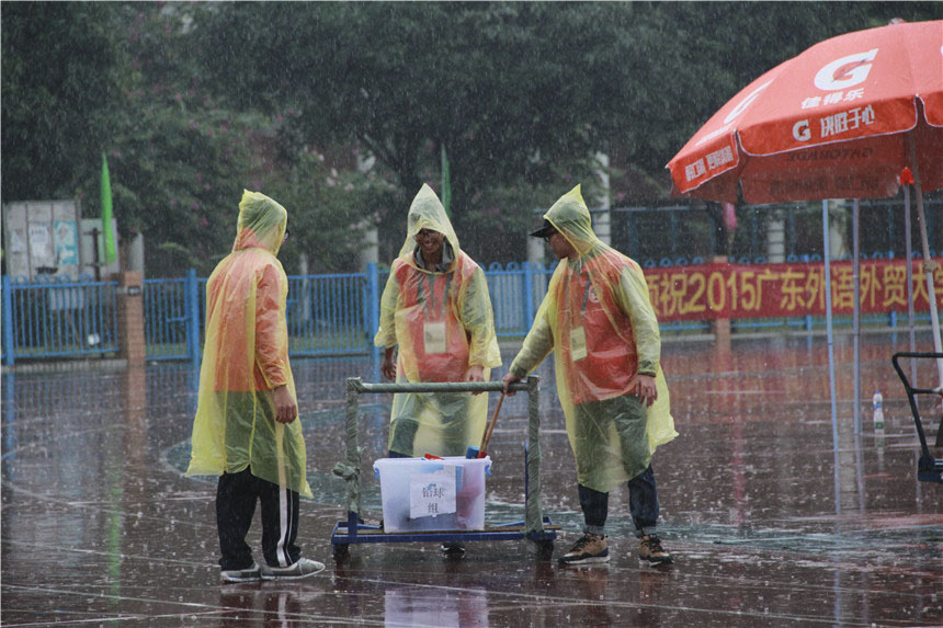 日晒雨淋的红背心你们辛苦啦!