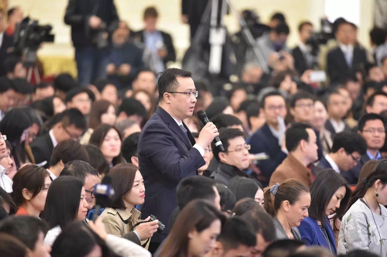 人民日报、人民网、人民日报客户端记者吴秋余提问“简政放权” 李舸摄